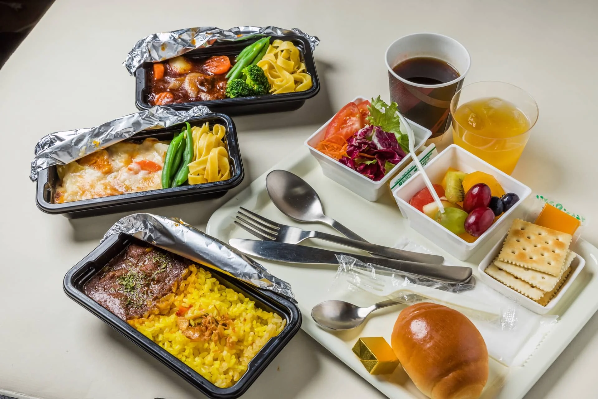 ハワイアン航空の機内食はまずい？2026年最新メニューと実食評判を徹底解明