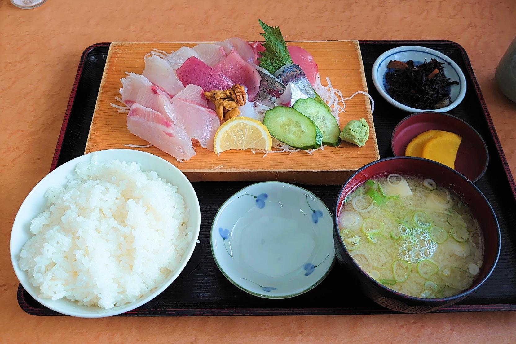市場食堂城南店が選ばれる理由！極上海鮮丼の魅力と混雑回避の極意