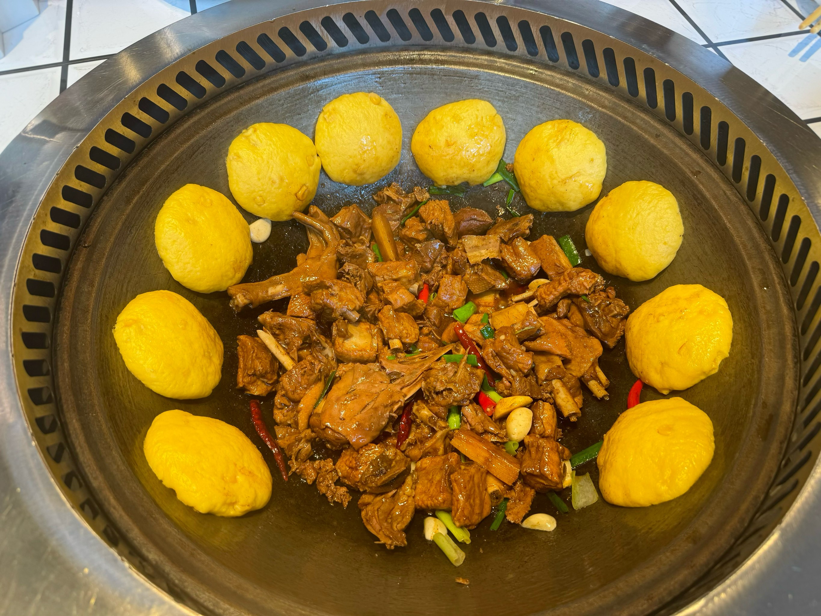 ガチ中華「鉄鍋炖」なぜ大流行？本場中国東北の味と東京の名店を解剖