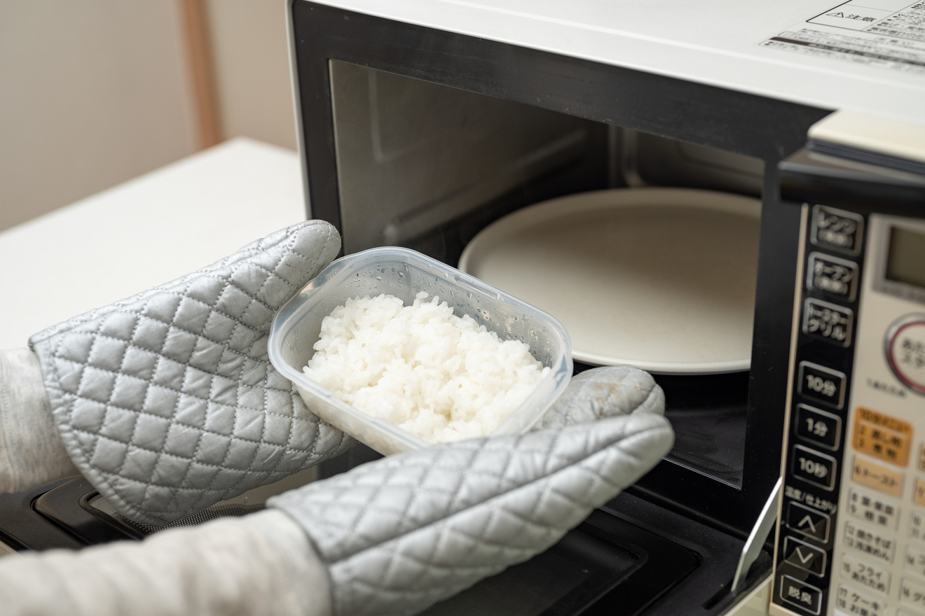 冷凍ご飯の解凍方法決定版！パサパサを防ぎ炊きたてを再現するプロの技