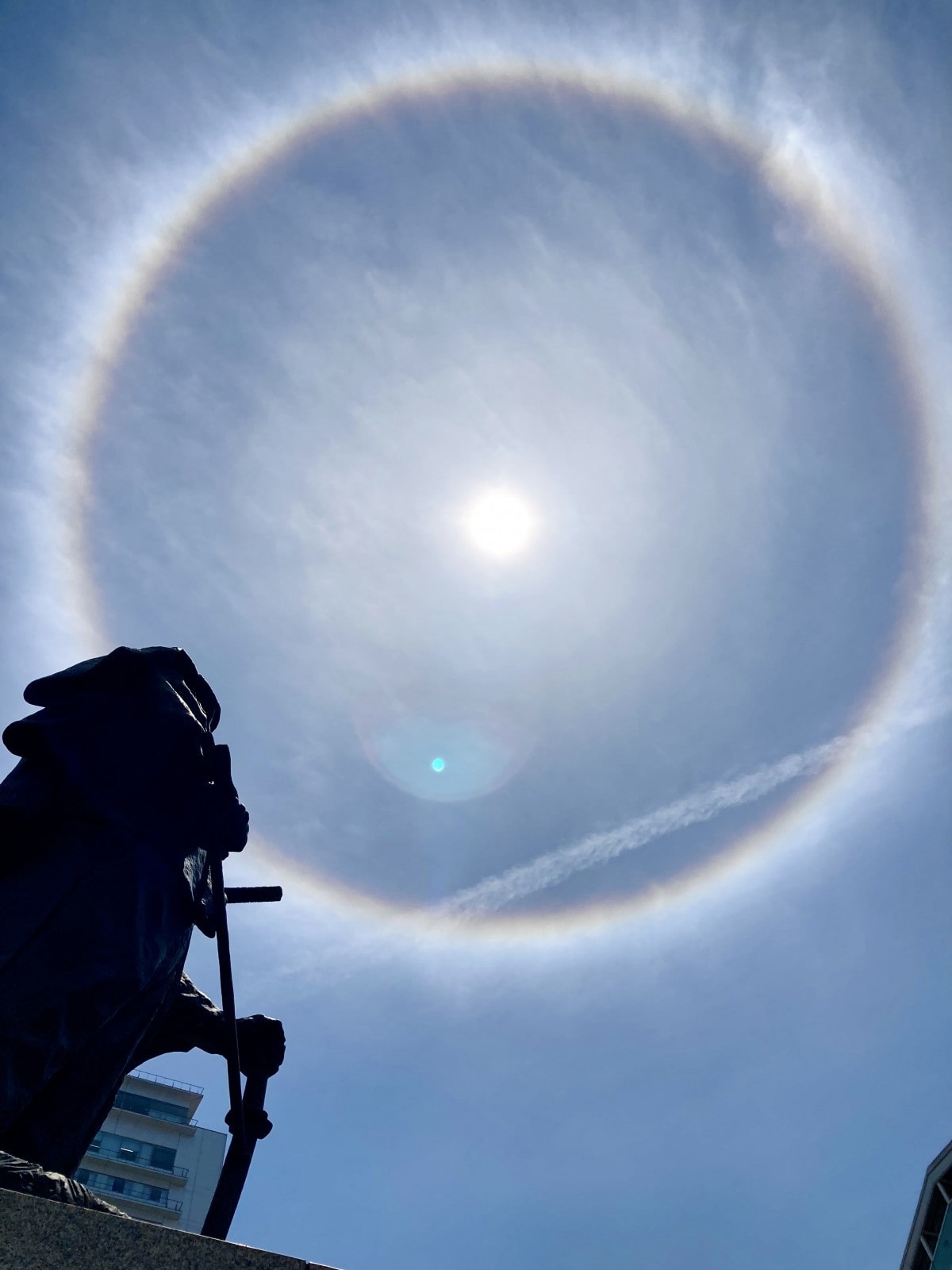 太陽の周りに虹が出るのはなぜ？ハロ・日暈の正体と幸運のサイン説を徹底解説
