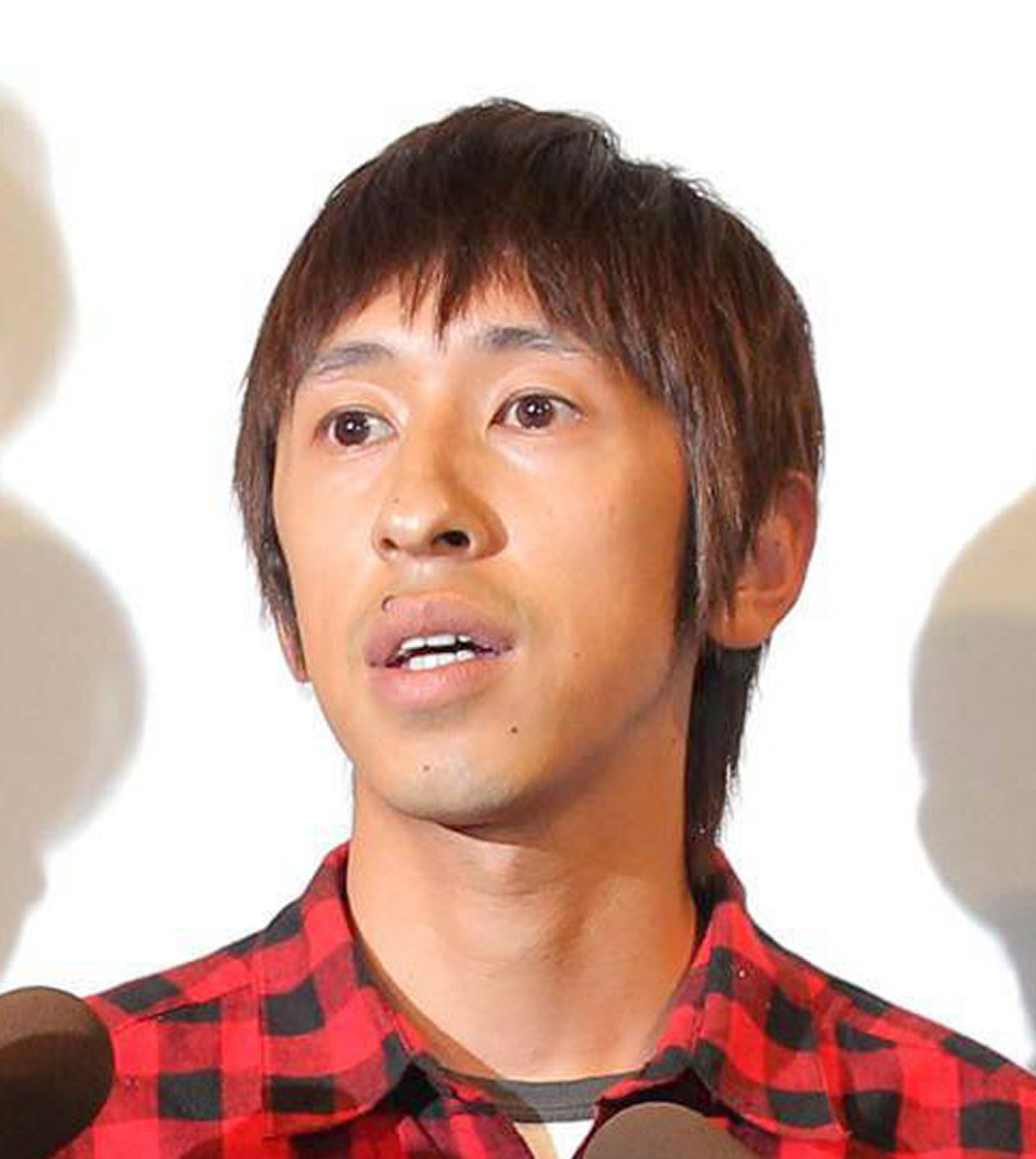キングコング梶原の現在と年収は？家族の絆と西野との真の関係に迫る