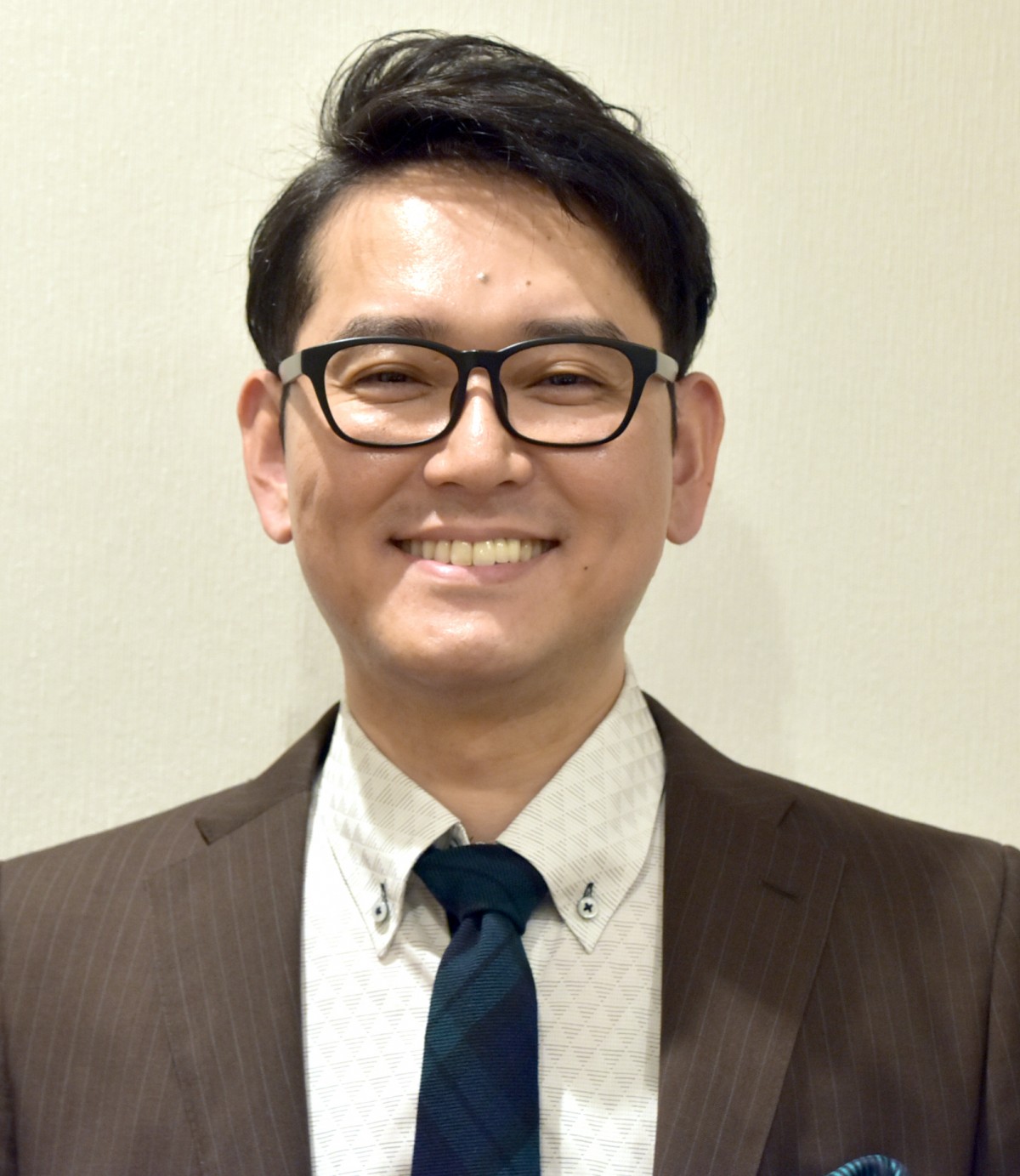 ナイツ土屋伸之の真相に迫る！妻と母の素顔から多彩な才能と現在