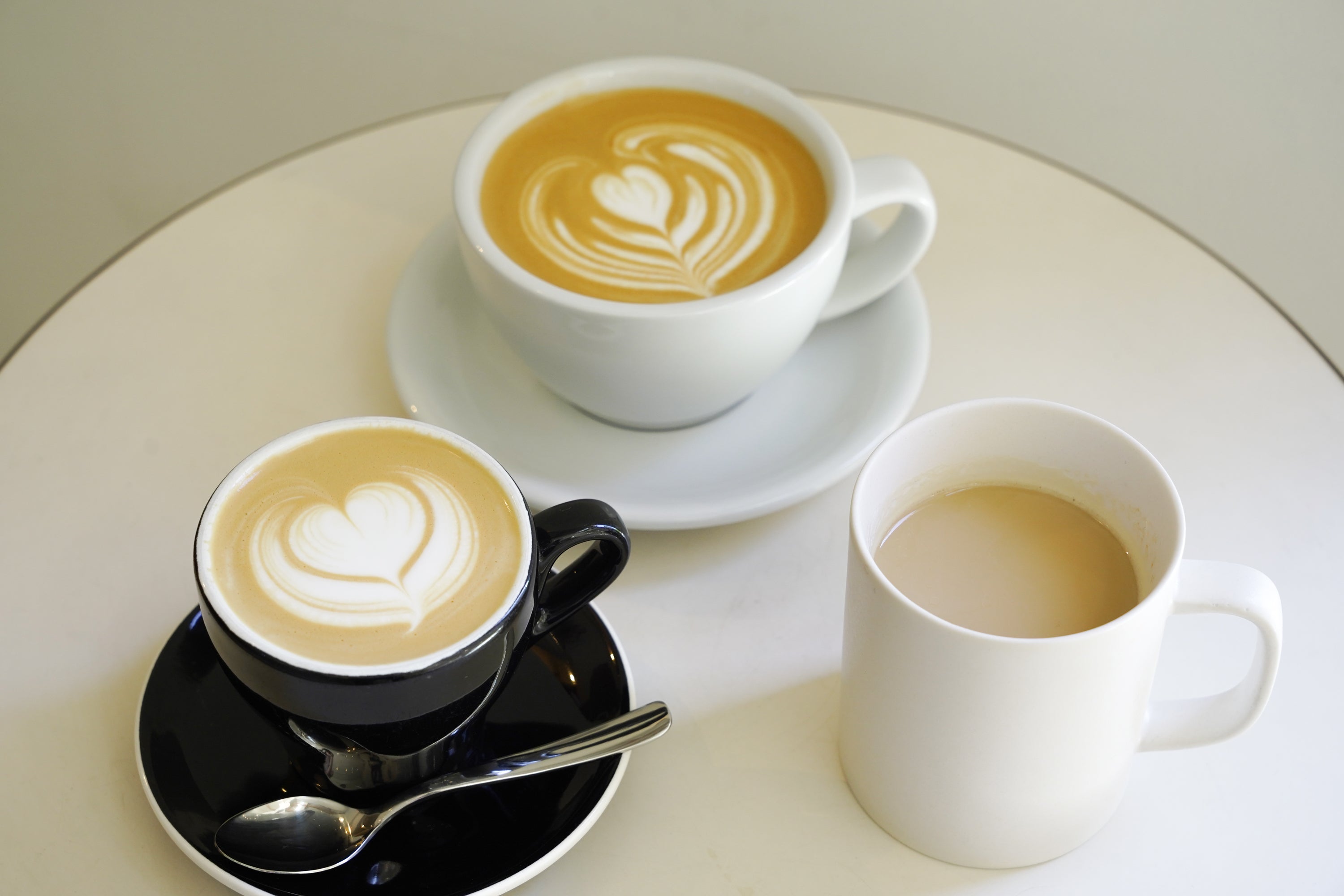 カフェラテとカフェオレの違いを解剖！抽出法・比率から味まで徹底比較