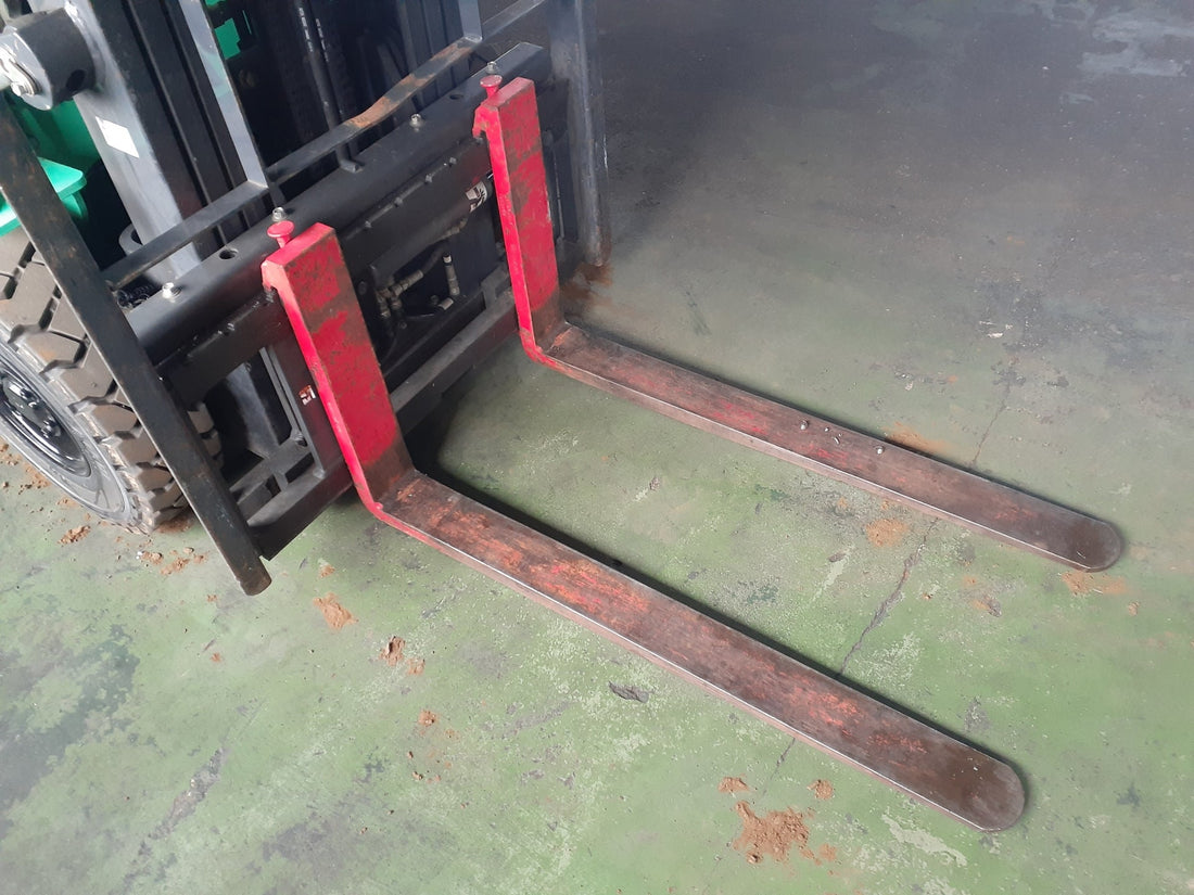 フォークリフトの爪が折れる前兆と摩耗限界｜プロが暴く交換基準の真相