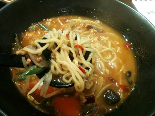 昭和の極太麺が2026年の世界を揺らす――燕三条背脂ラーメンの源流「福来亭」が遺した熱狂と職人魂の真実