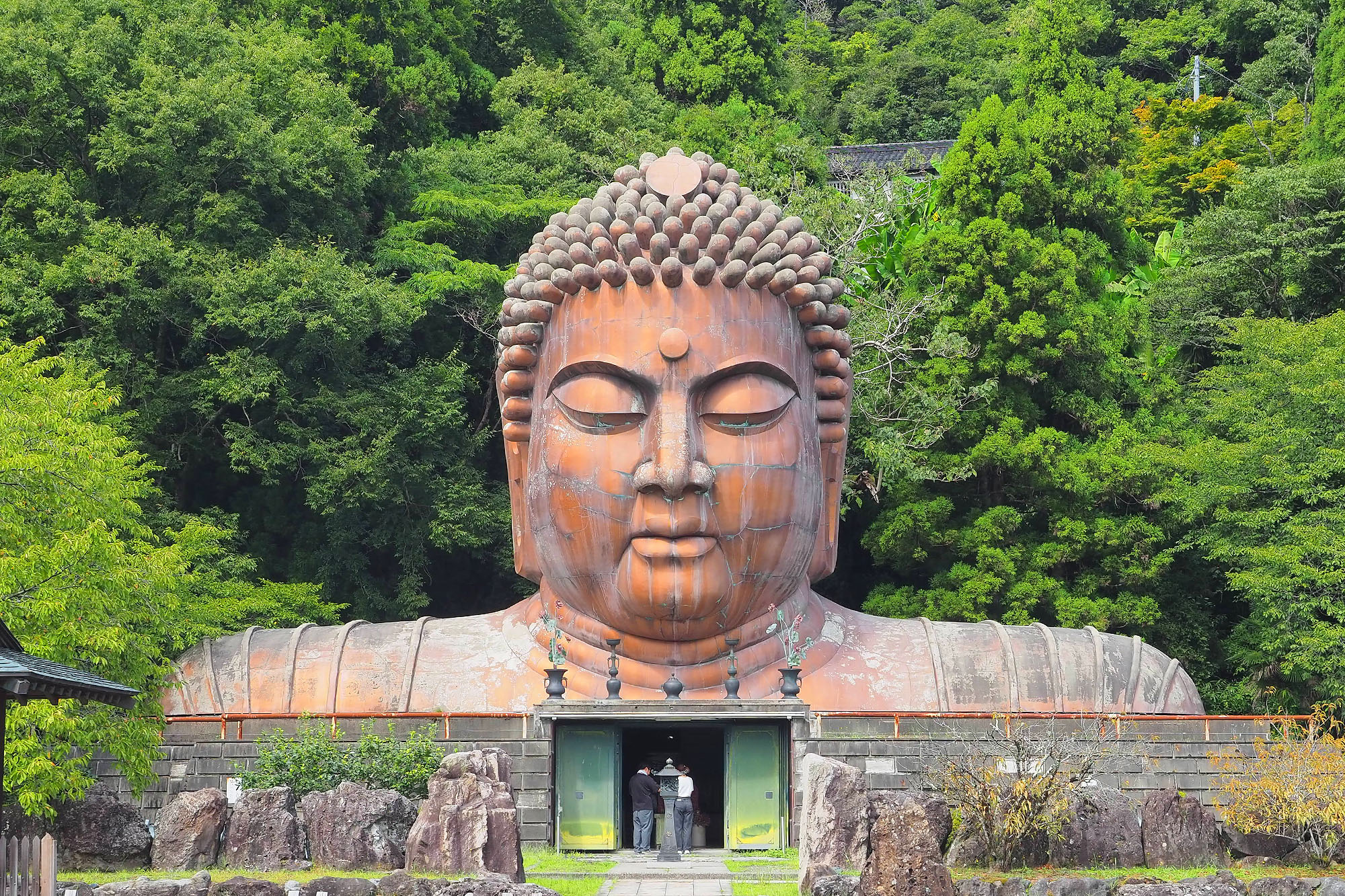 ハニベ巌窟院はなぜヤバい？巨大仏頭と地獄めぐり洞窟の全貌