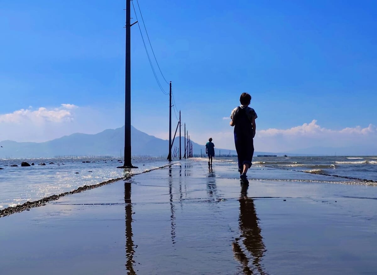 潮が引くと現れる幻の道。2026年、熊本「長部田海床路」が世界を惹きつける理由と知られざる現実
