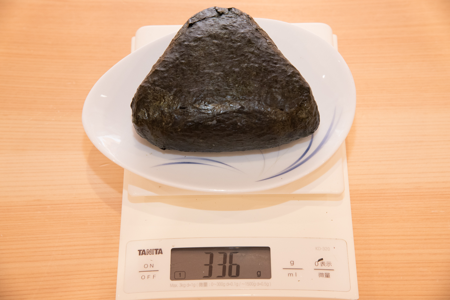 おにぎり1個は何グラム？コンビニ各社の実測値と手作りの黄金比を徹底解剖