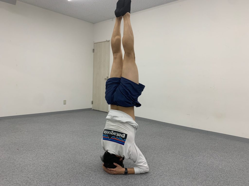 なぜ三点倒立ができない？決定的な理由と恐怖心を克服する安全手順