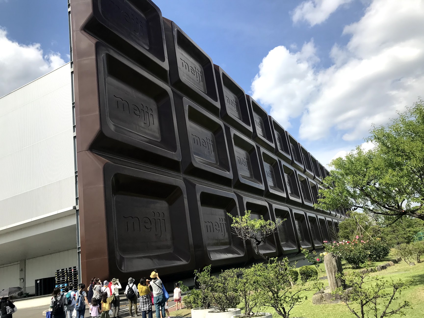 明治なるほどファクトリー大阪の予約真相と巨大看板の秘密を徹底解剖