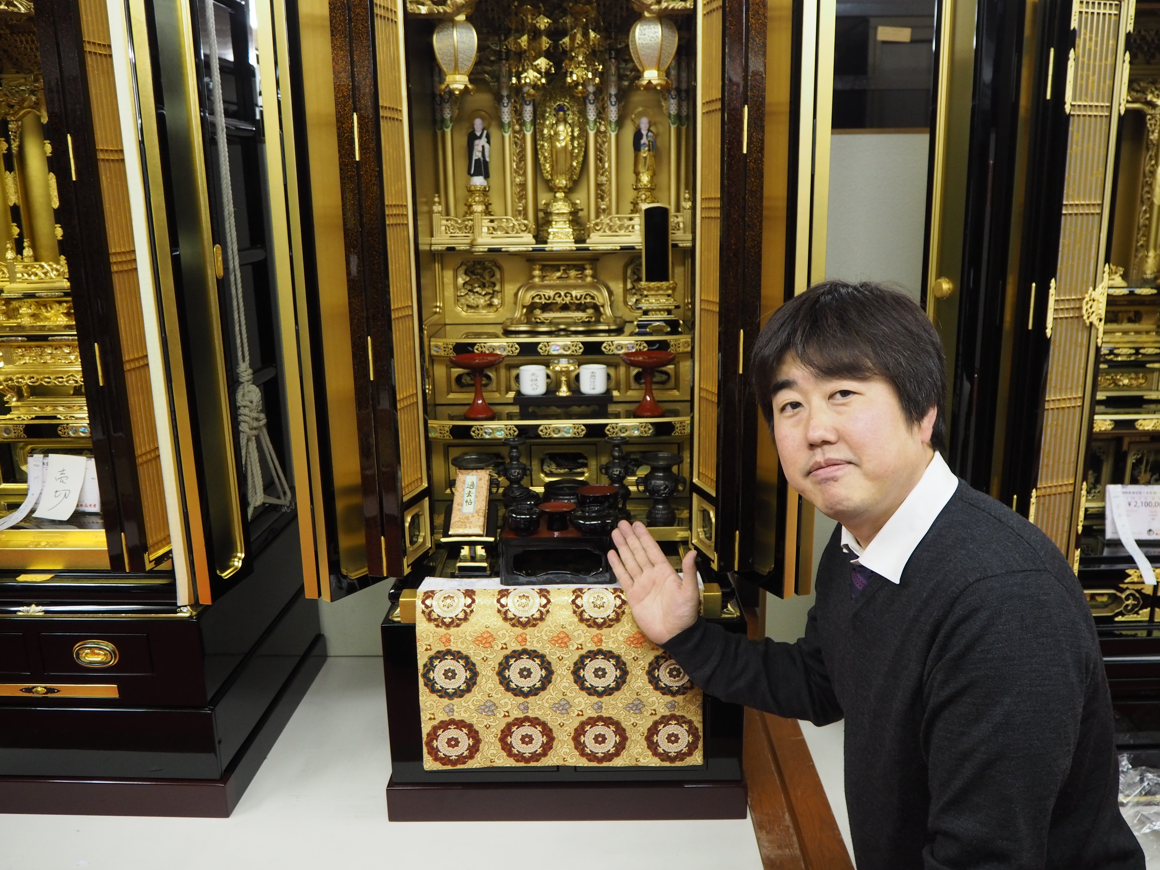 浄土宗の仏壇の正しい飾り方｜本尊配置・段ごとの並べ方と仏具の作法