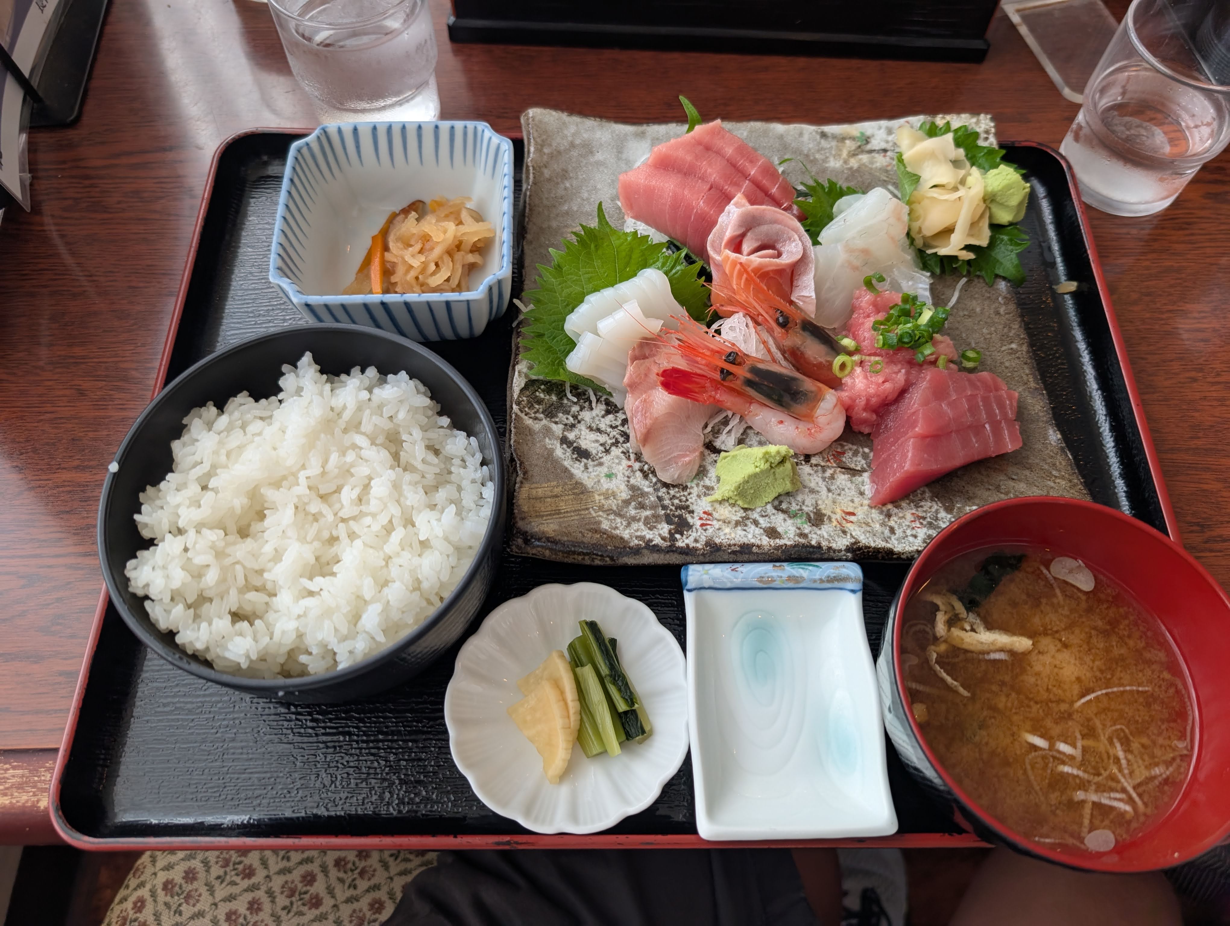 長岡市場食堂の絶品海鮮丼とランチ実態！一般利用や営業時間も徹底検証