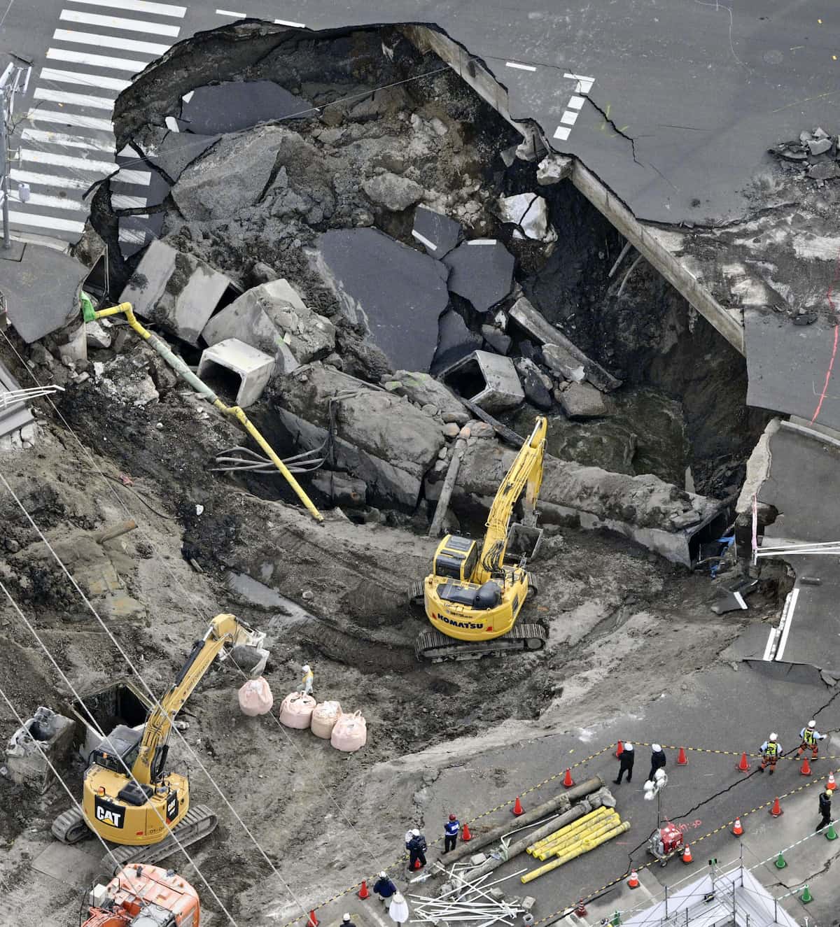 突如開いた暗黒の穴…道路陥没に消えたトラック運転手の安否と崩落の真相
