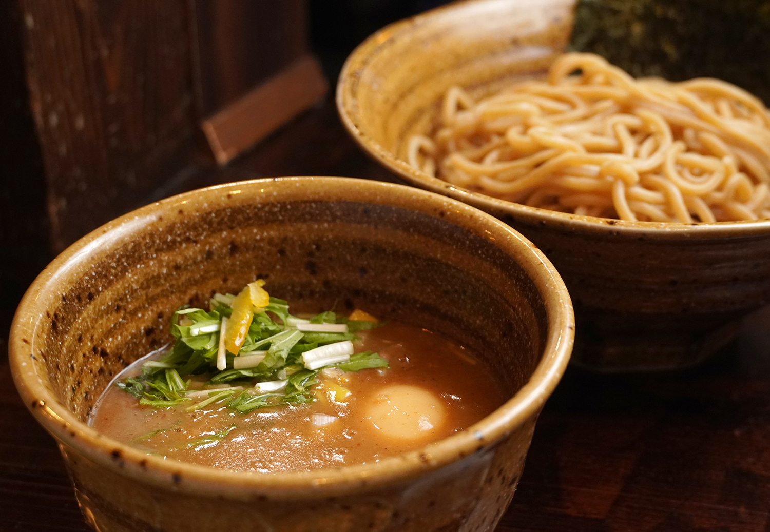 つけ麺えん寺の行列が絶えない理由と名物胚芽麺の真相【2026年最新】