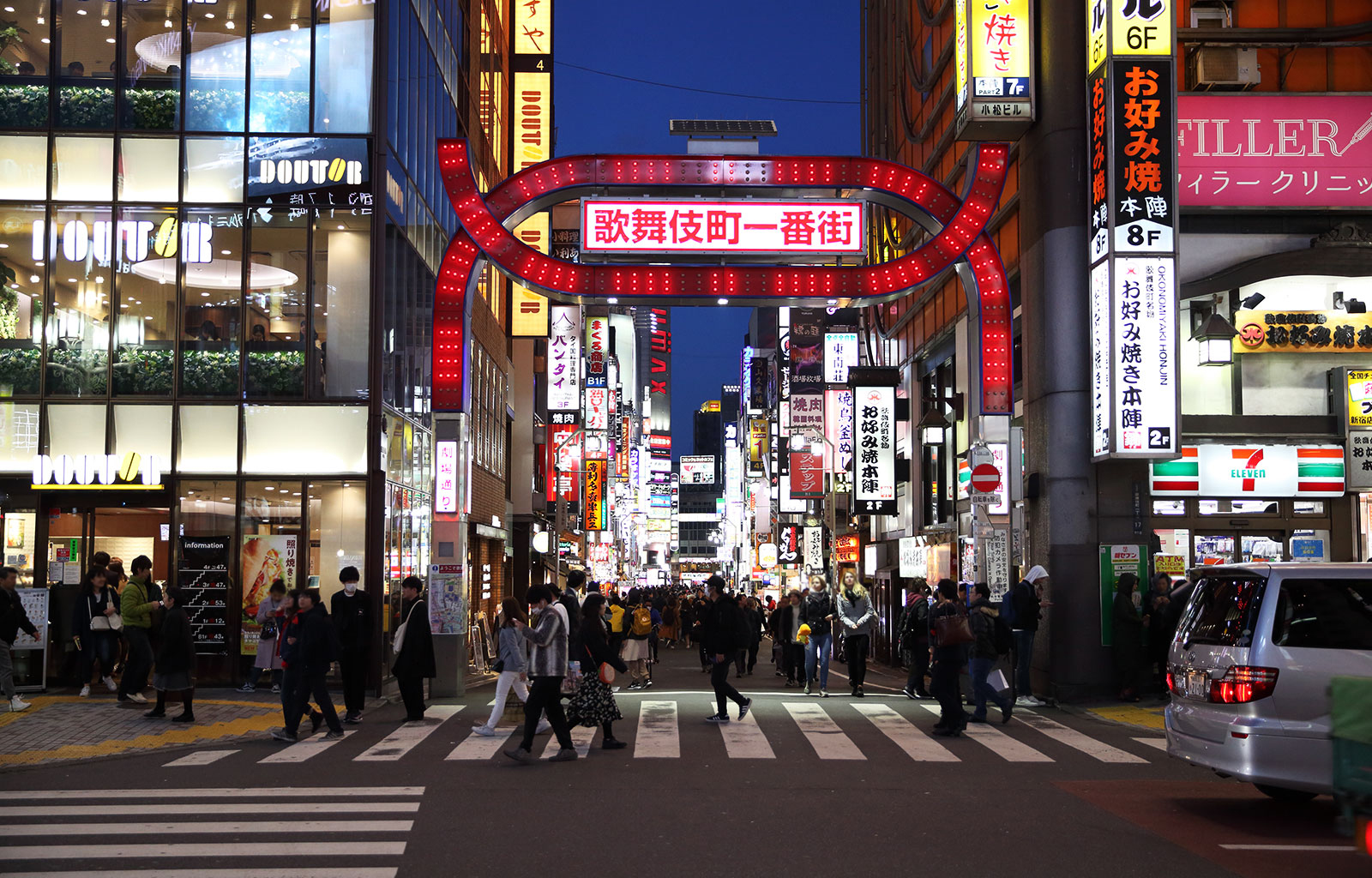 世界が見つめる不夜城の顔！歌舞伎町一番街アーチの知られざる真相