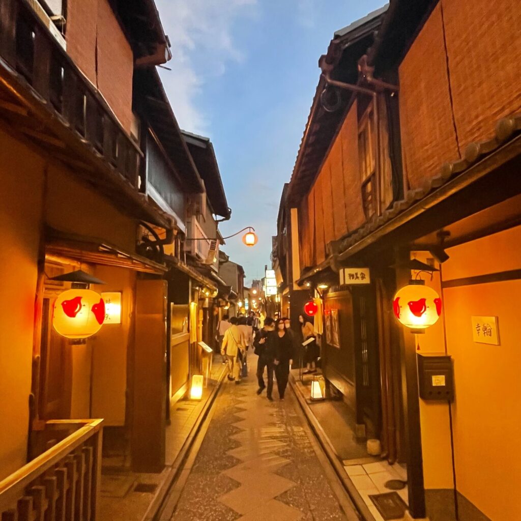 京都先斗町の「一見さんお断り」は本当か？名店と川床の真相に迫る