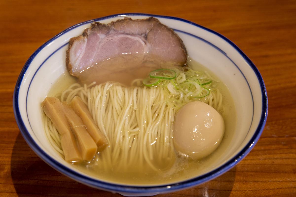 群馬屈指の銘店「地鶏らーめん翔鶴」の真実！極上塩と行列の正体