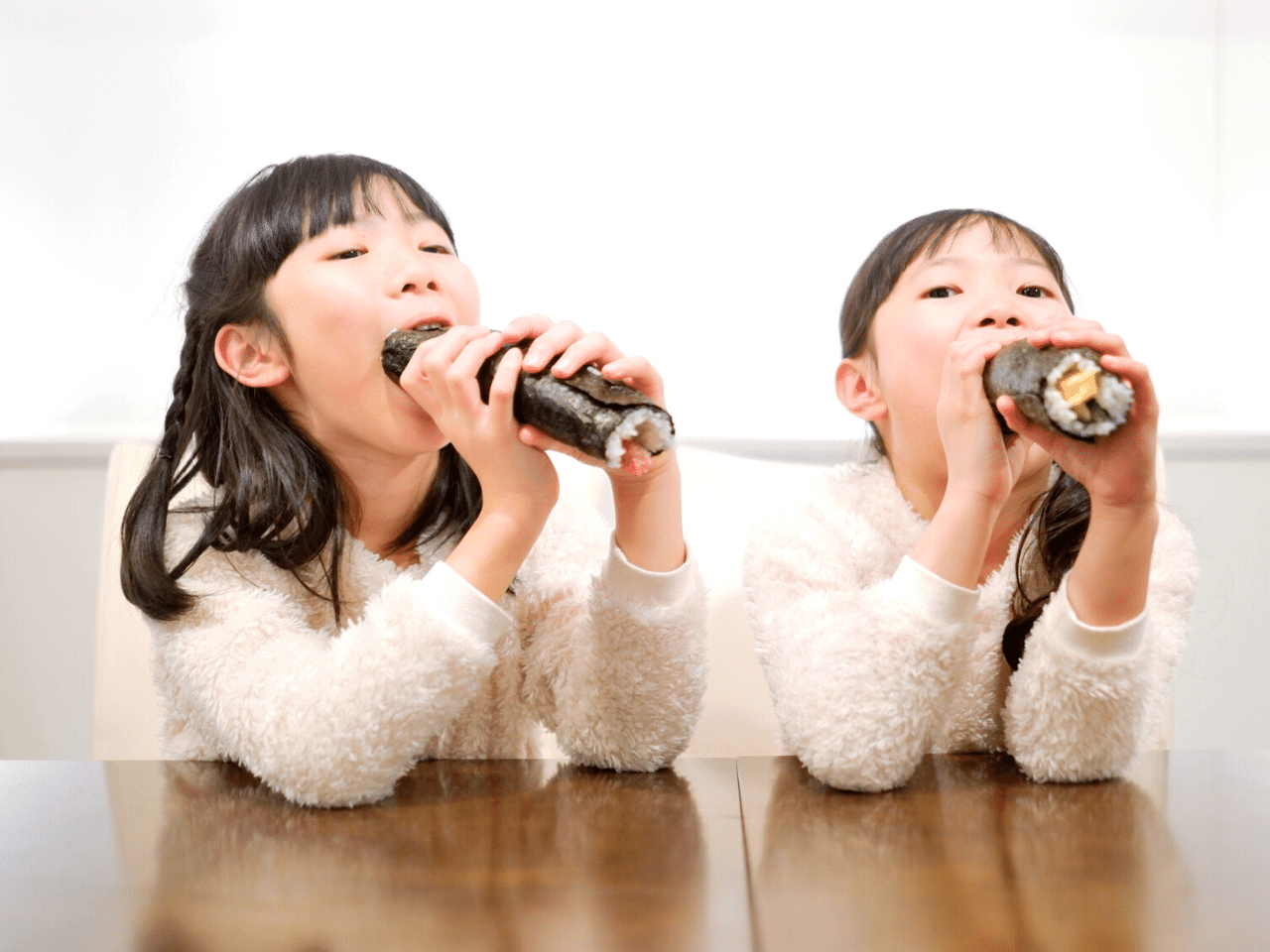 【2026最新】恵方巻きの正しい食べ方と方角｜運気を逃さない作法と由来