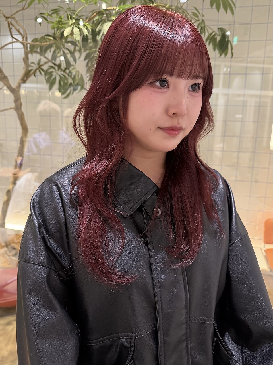 ワインレッドの髪色はブリーチなしで決まる！色落ちと似合わせ術の真実