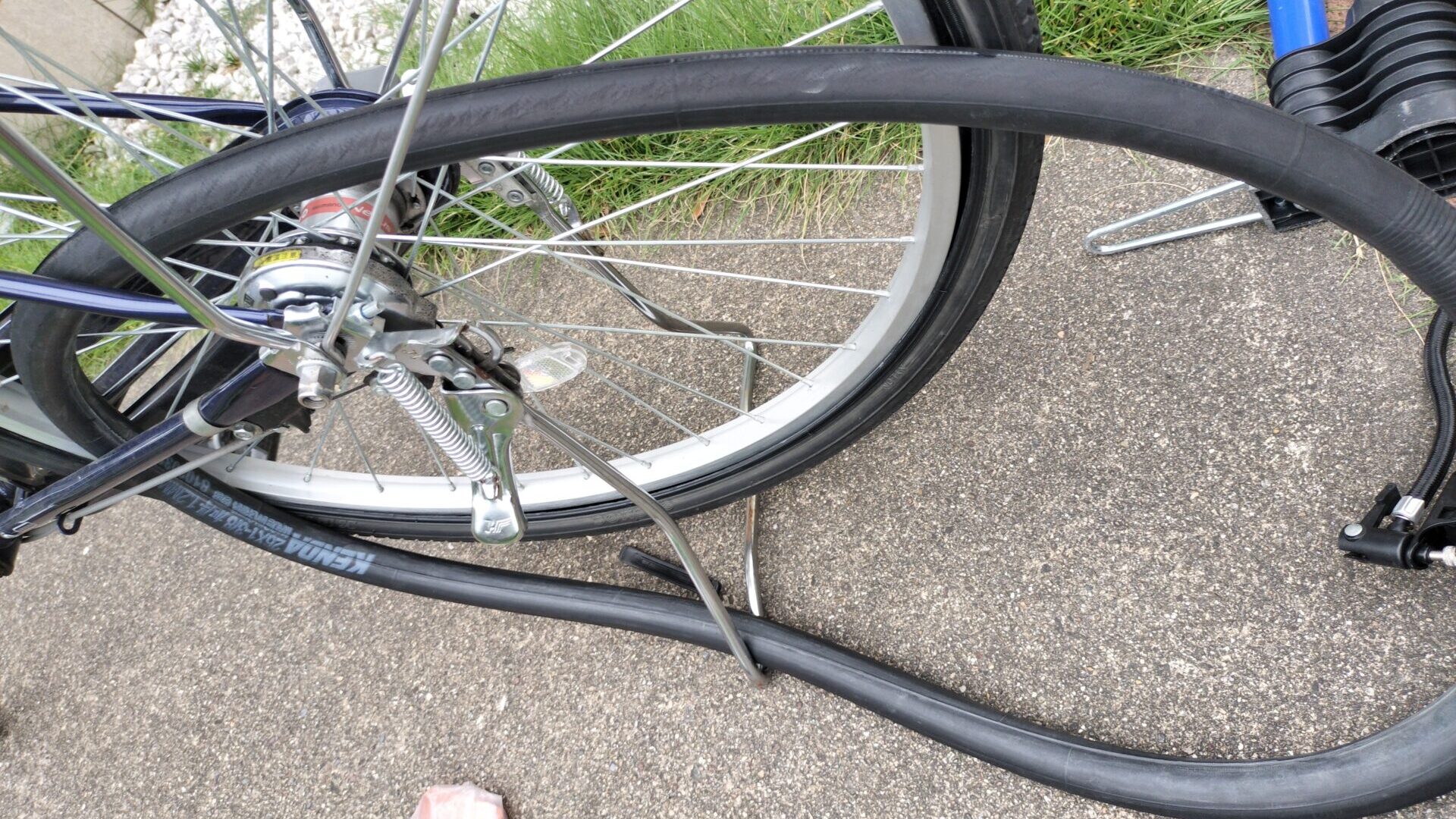 パンク修理は近くのどこが最速？車・自転車の即日対応店舗と費用相場