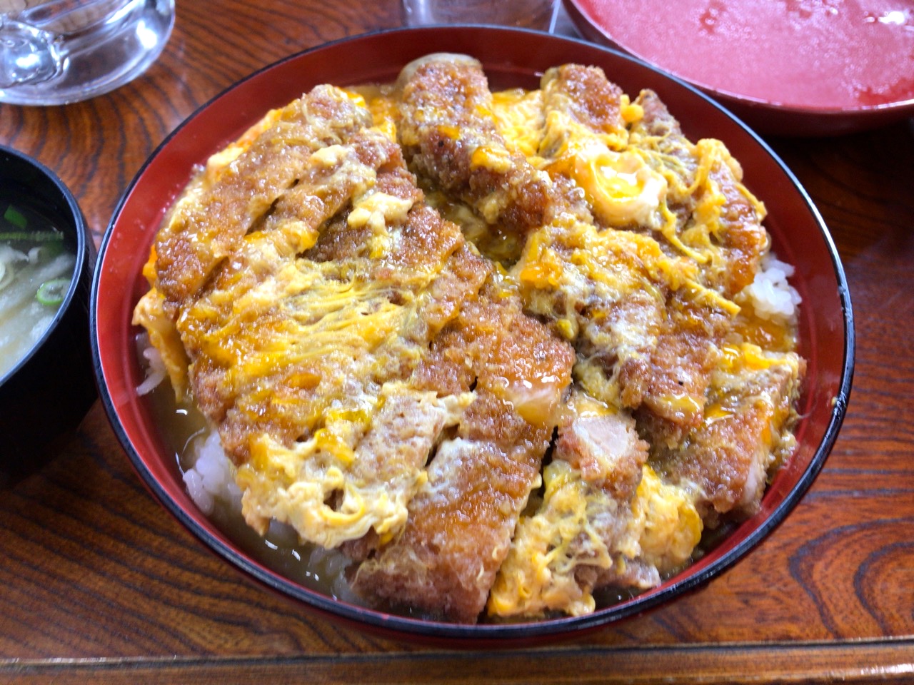 高知の山奥に行列が消えない理由。2026年、精肉店が放つ「デカ盛りカツ丼」の聖地が世界のグルメ観光客を惹きつける現場へ