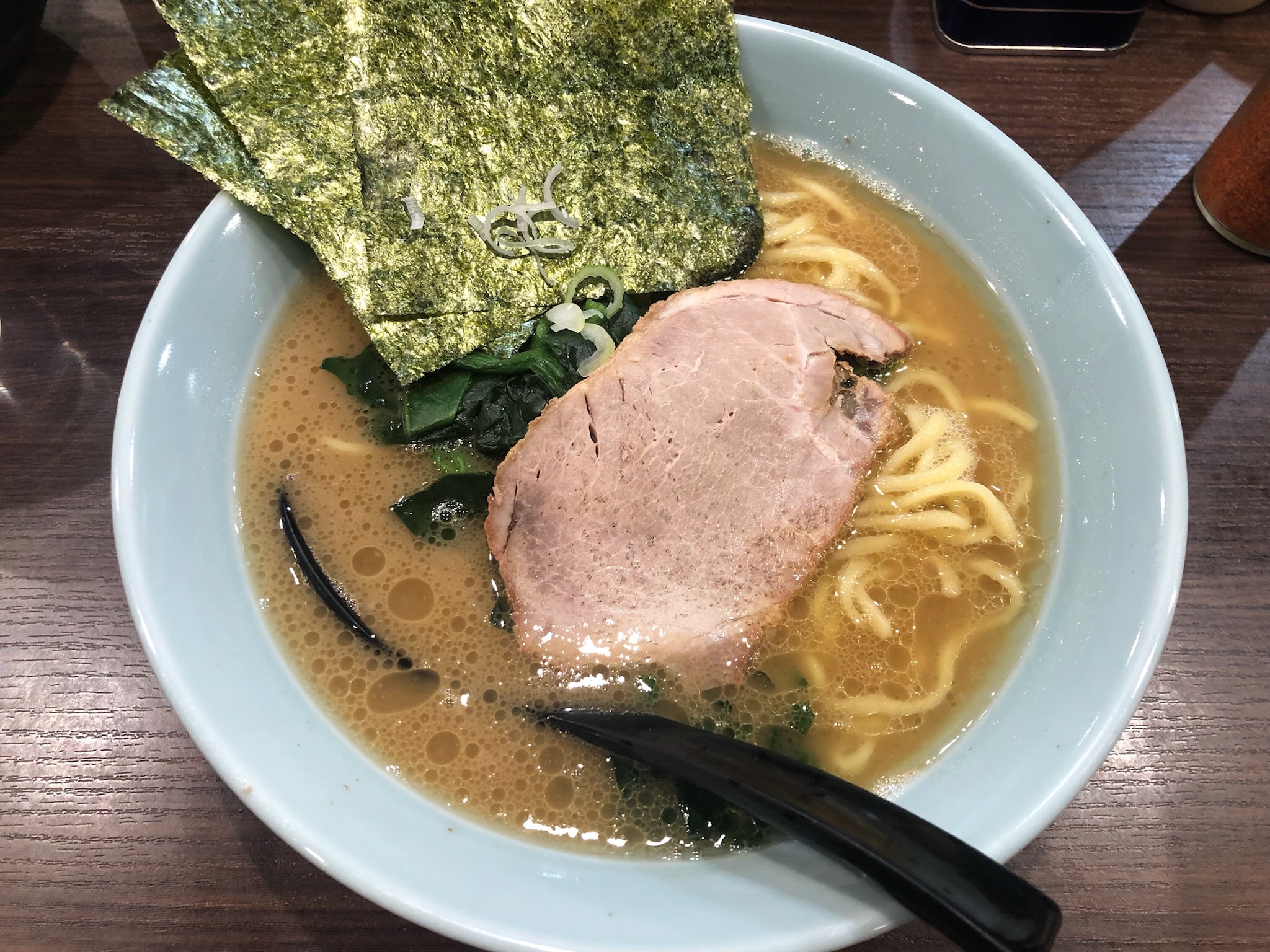 渋谷の家系ラーメン侍はなぜ愛される？王道スープと並び攻略法