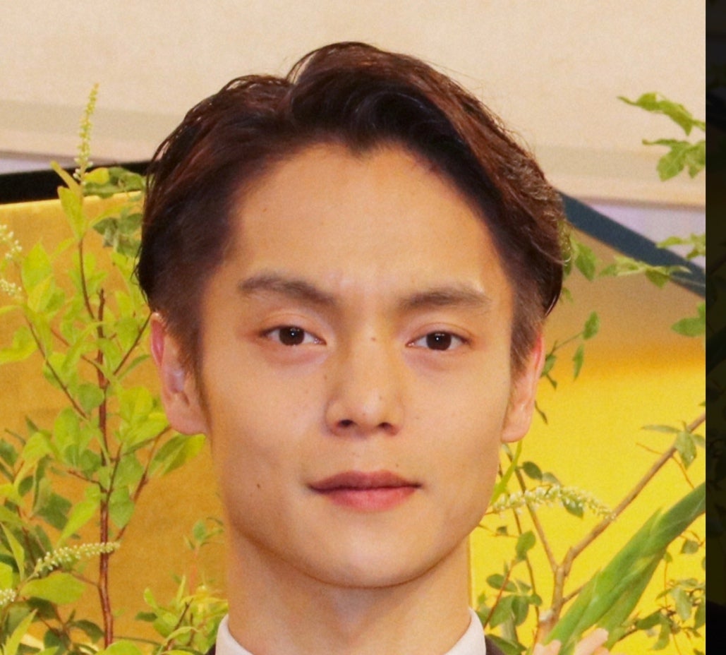【2026年最新トレンド】「あえて作らない」美学。涙袋のない芸能人に学ぶ、クールで洗練された新時代のアイメイクと美の黄金比