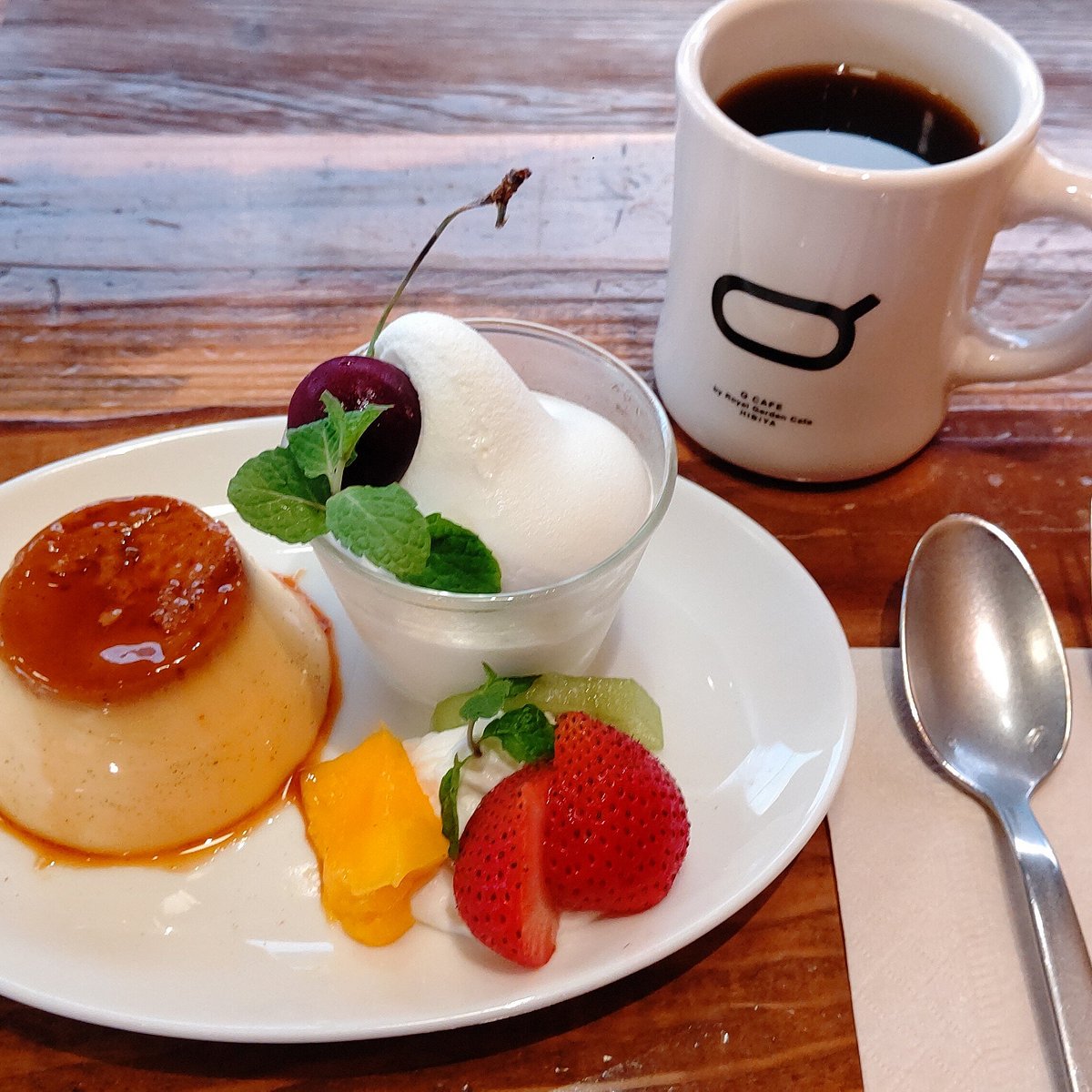 日比谷ミッドタウンQ Cafeの全貌！絶景席と電源ワーク空間の真価