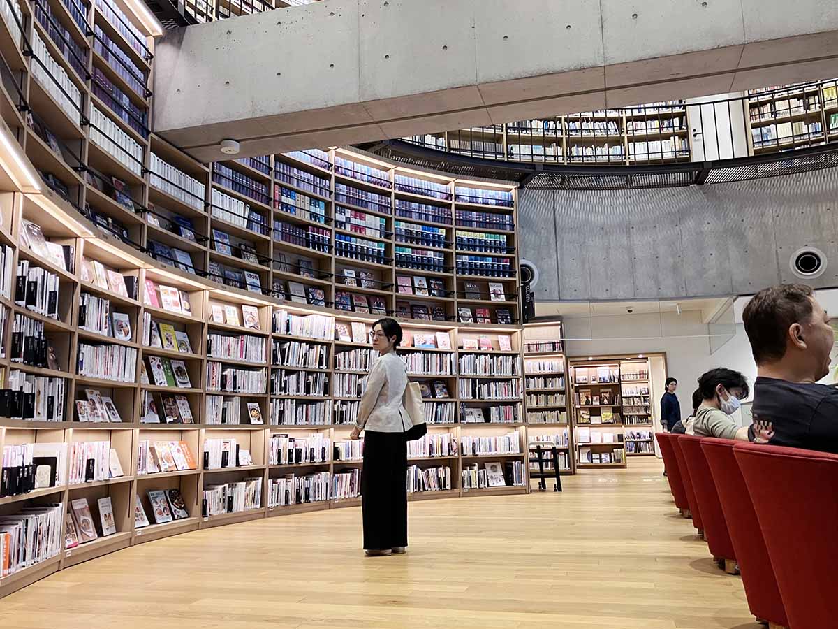 海老名市立中央図書館の現在！選書問題の真相とスタバの評判を徹底検証