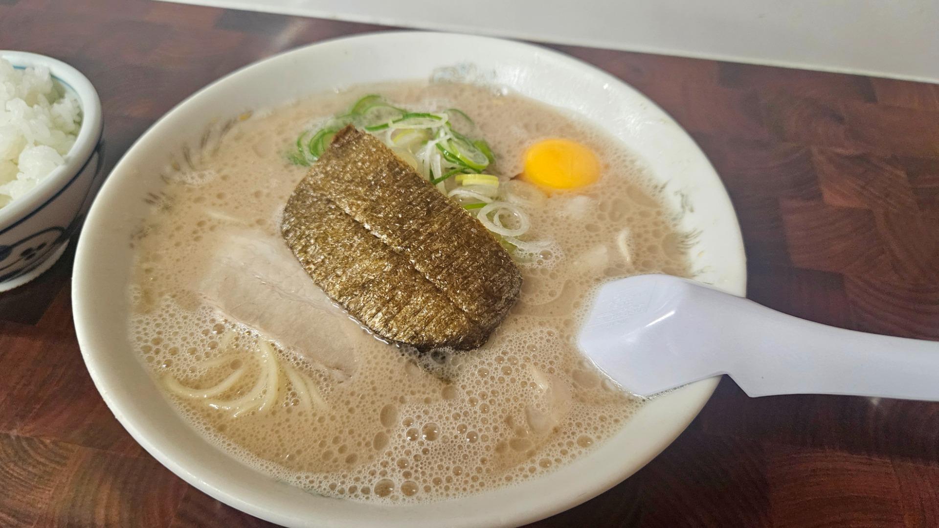 佐賀・武雄「来久軒」の真髄に迫る！半世紀愛される豚骨と生卵ラーメンの全貌