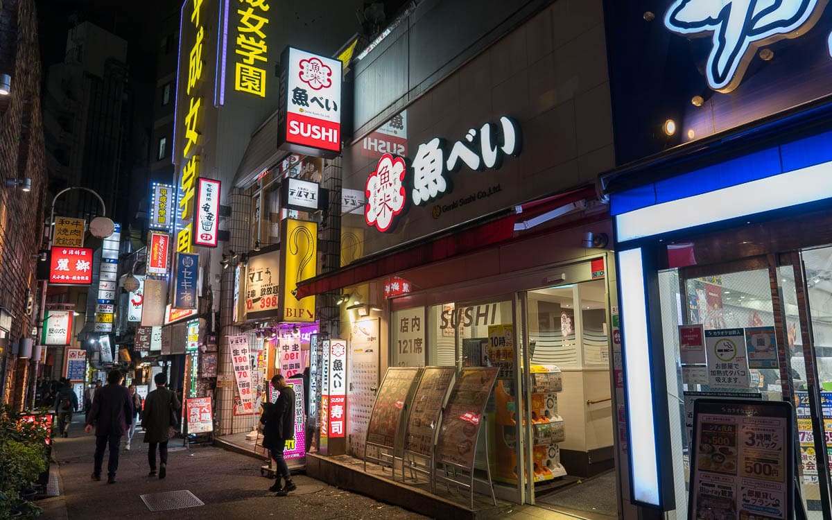 渋谷のど真ん中で進化する「近未来型Sushi」の衝撃：2026年、なぜ世界は道玄坂の「魚べい」を指名し続けるのか