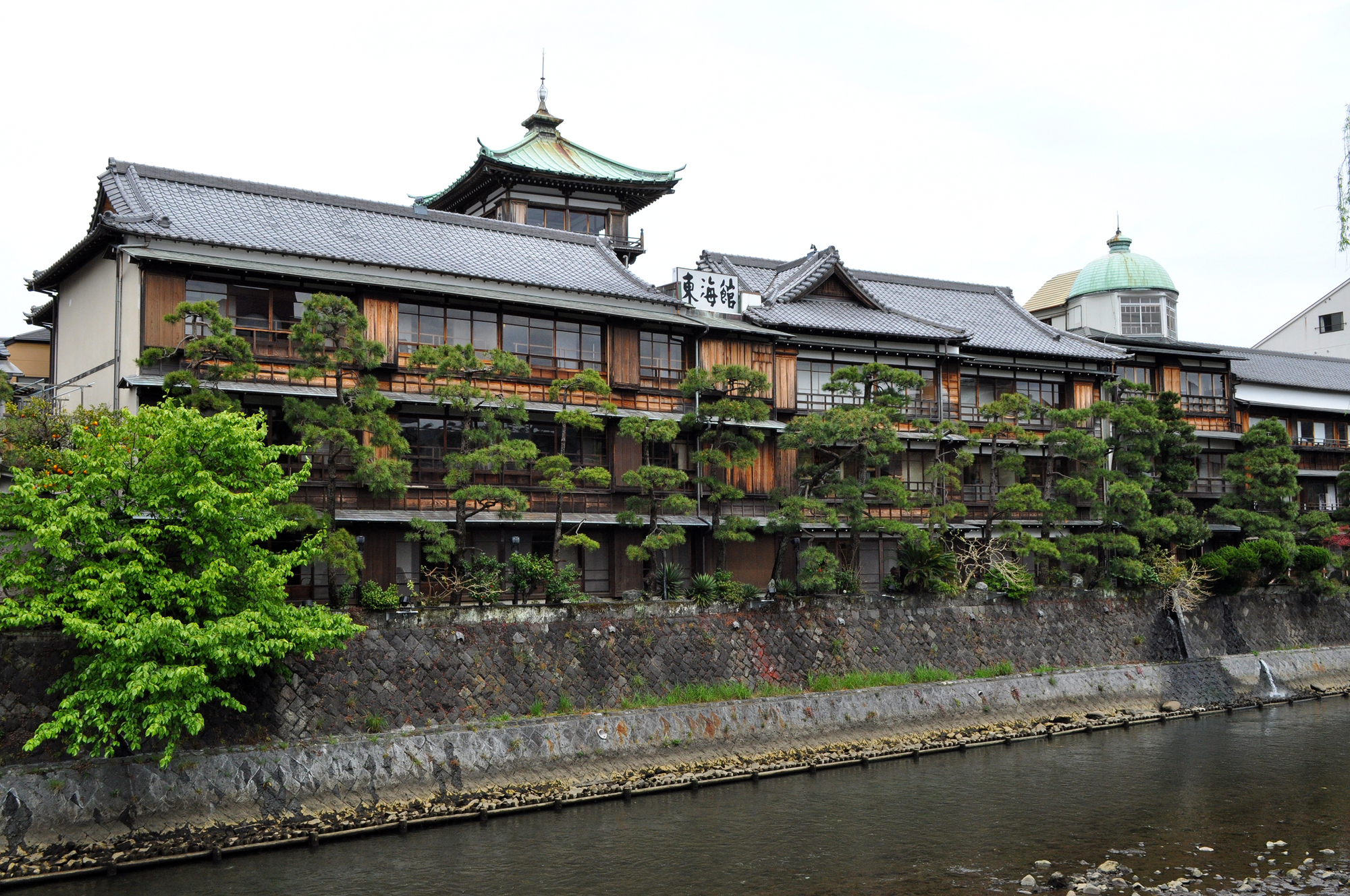 伊東の川沿いに息づく昭和の幻影——木造3階建ての迷宮が今、感性鋭い旅人を惹きつけてやまない理由
